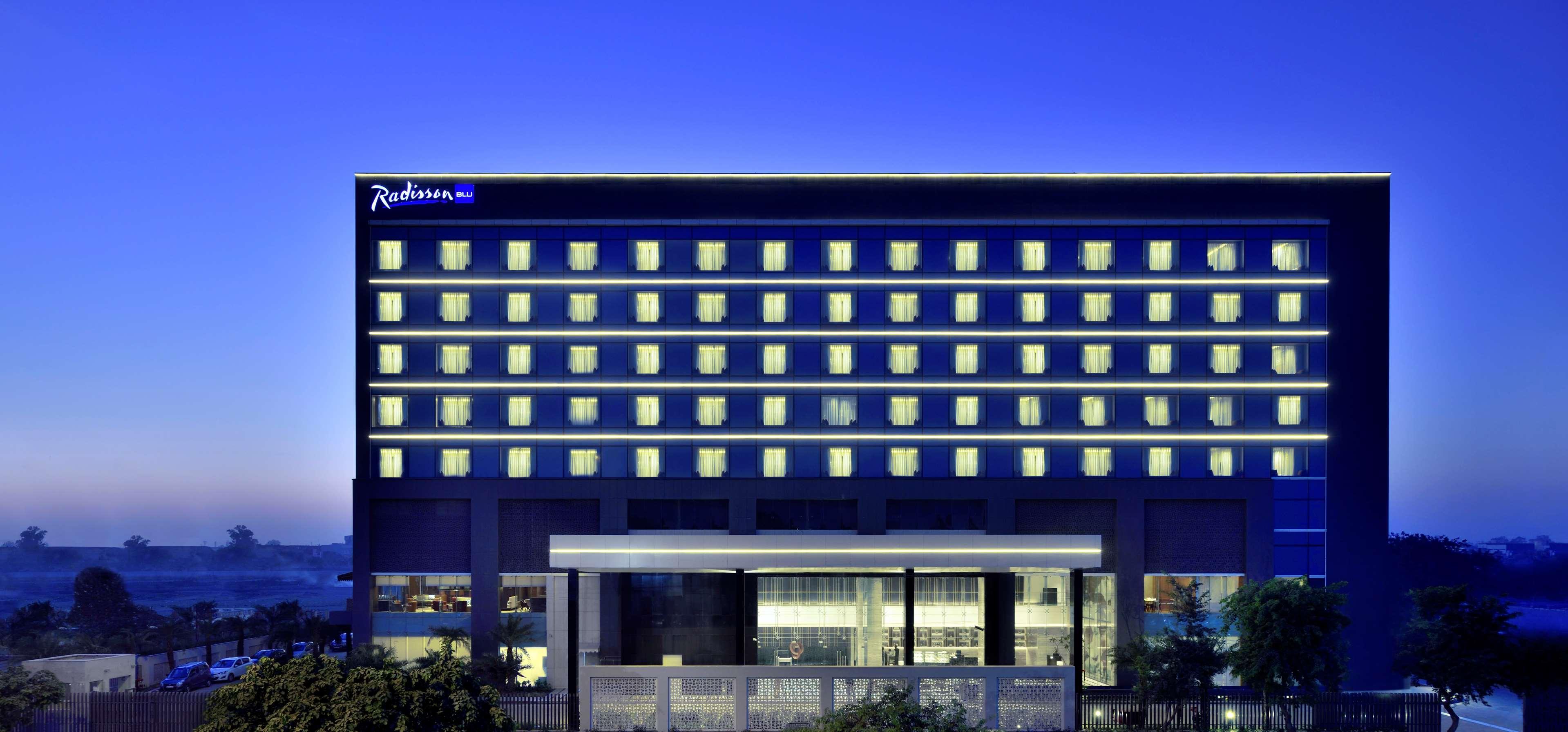 Radisson Blu Faridabad Hotel Exterior photo